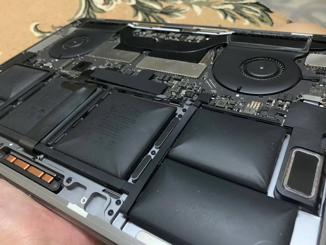 Sådan ser hævede batterier ud i en MacBook